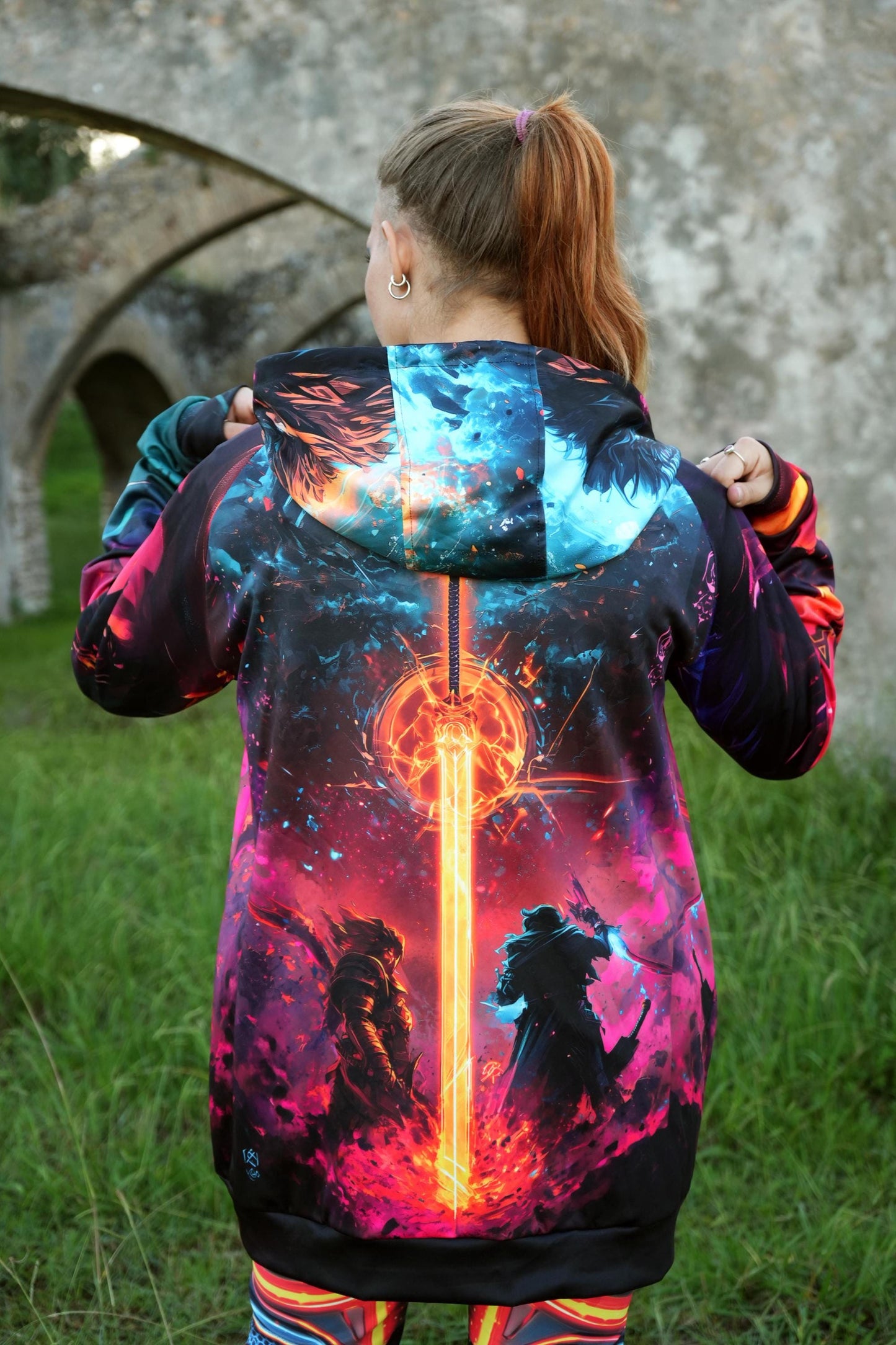 Unisex zipper gamer hoodie with fantasy war scene – League-inspired design
MOBA-themed graphic hoodie with cinematic artwork – back view
Thirion war scene hoodie worn by male and female model – cosplay-ready look
