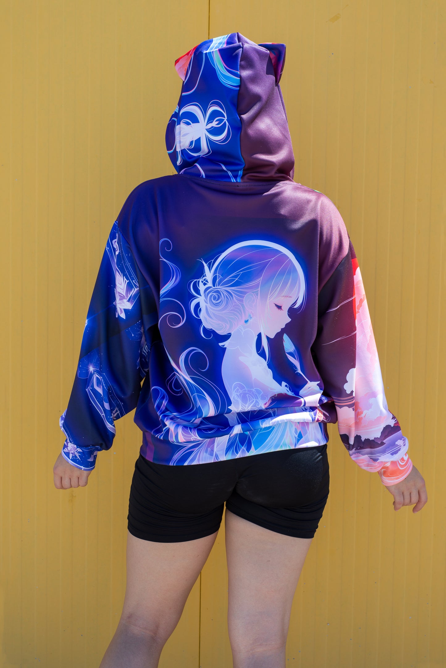 White and pastel hoodie with 3D cat ears – dreamy gamer apparel