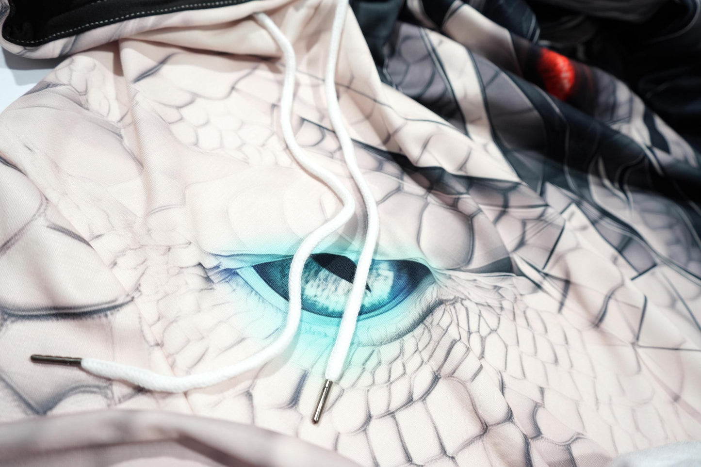 Unisex fantasy RPG hoodie featuring dragon-inspired artwork
Cozy fleece gamer hoodie with ice/fire motif – Thirion collection
Urban dragon hoodie for RPG fans – Final Fantasy style design
Dragon eye hoodie in blue and white colorway – gamer fashion piece
