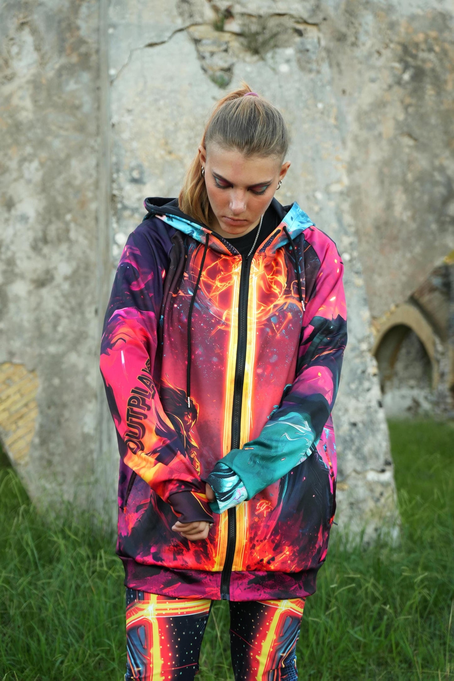 Unisex zipper gamer hoodie with fantasy war scene – League-inspired design
MOBA-themed graphic hoodie with cinematic artwork – front view
Thirion war scene hoodie worn by male and female model – cosplay-ready look